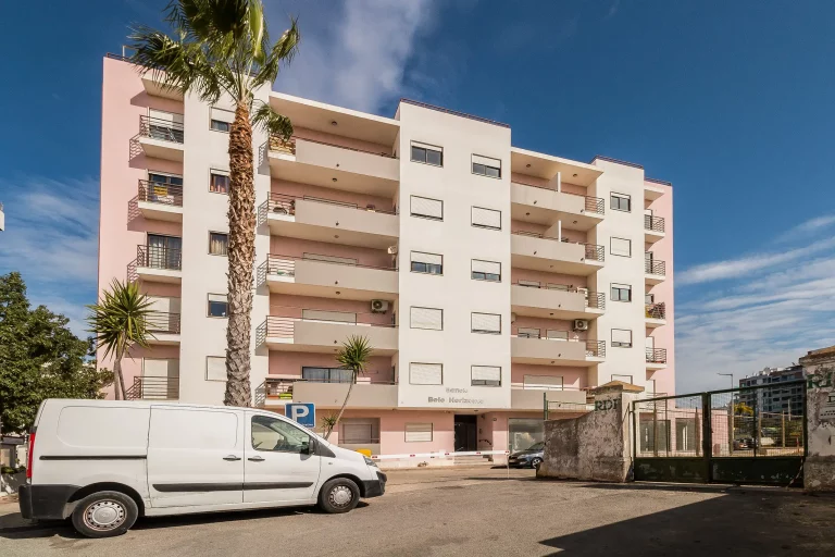 Apartamento T3 em Faro com excelentes áreas com a Ria Formosa no horizonte