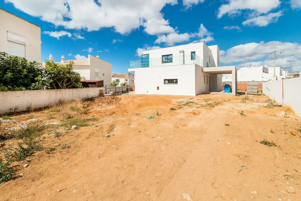 Moradia T3 em Pêra, lote com 700 m2. Em construção. - foto 1