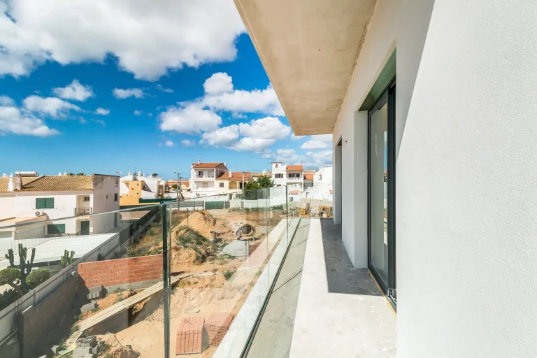 Moradia T3 em Pêra, lote com 700 m2. Em construção. - foto 15