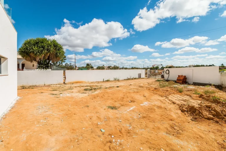 Moradia T3 em Pêra, lote com 700 m2. Em construção. - foto 2