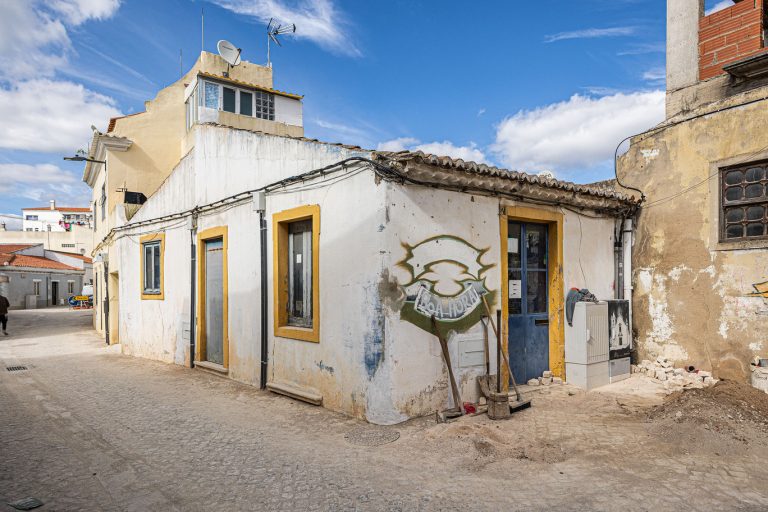 Imóvel para recuperar com 254 m2 no centro da vila de Pêra, Silves
