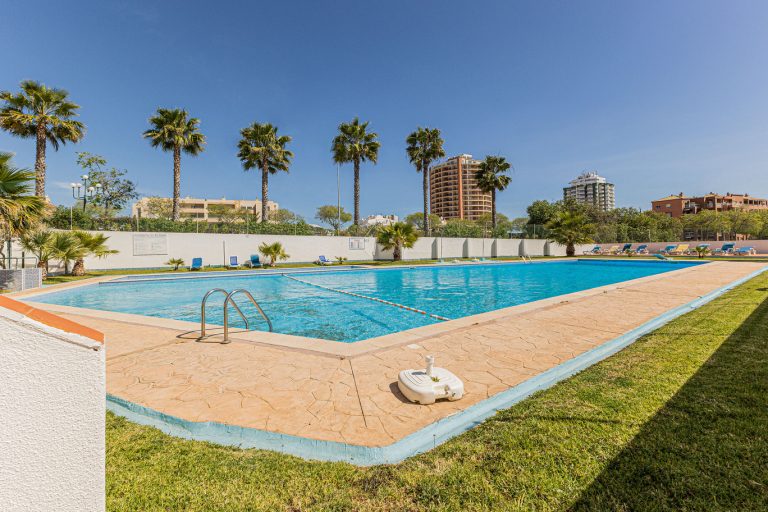 Apartamento T1 com piscina, estacionamento. 5 minutos a pé da praia.