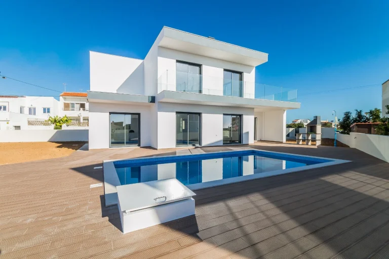 Moradia T3 com piscina em Pêra em construção