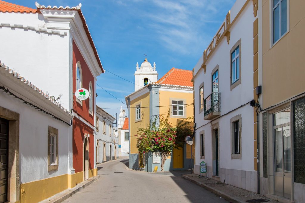 Rua do centro histórico de Alcantarilha com a torre da Igreja Matriz ao fundo