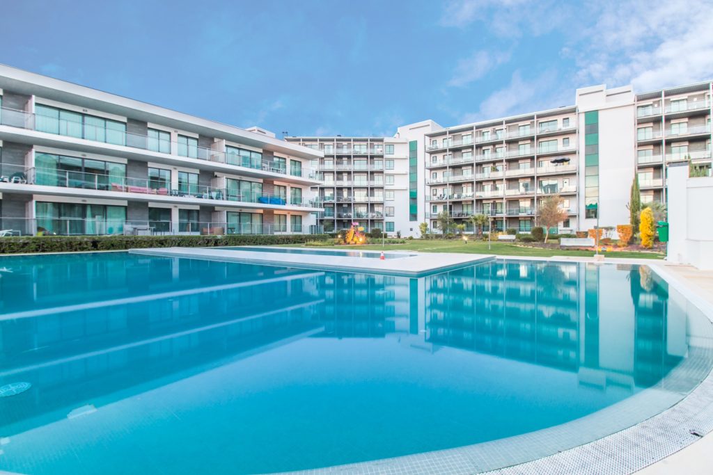 Condomínio com piscina e jardins em Vilamoura
