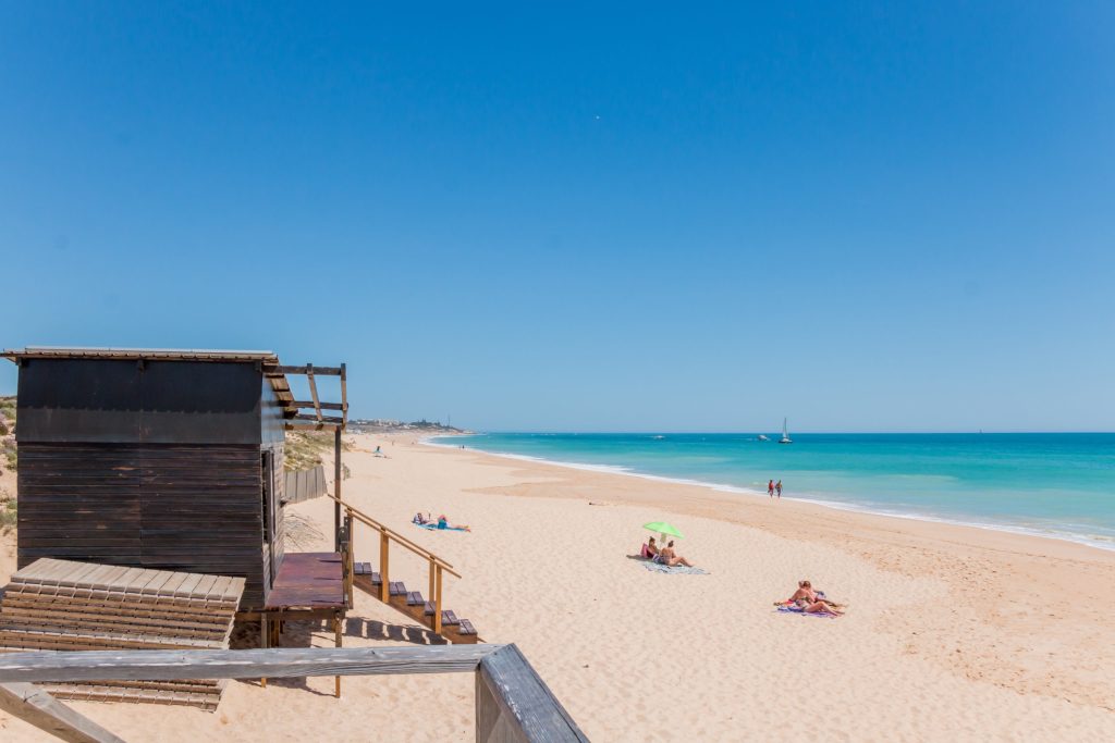 Praia Grande de Pêra, com areal extenso e mar calmo