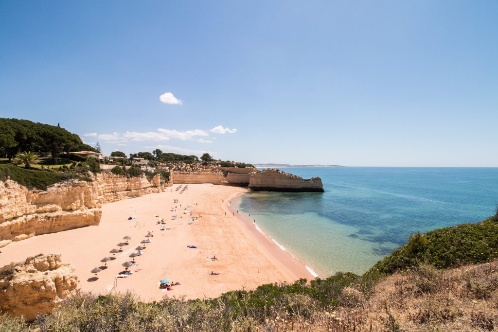 Praia da Cova Redonda, rodeada de falésias, em Porches