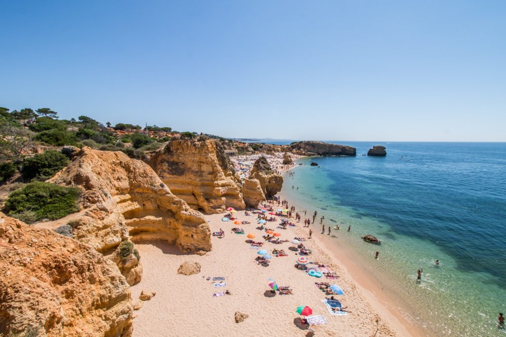 Praia de São Rafael, em Albufeira, com falésias douradas
