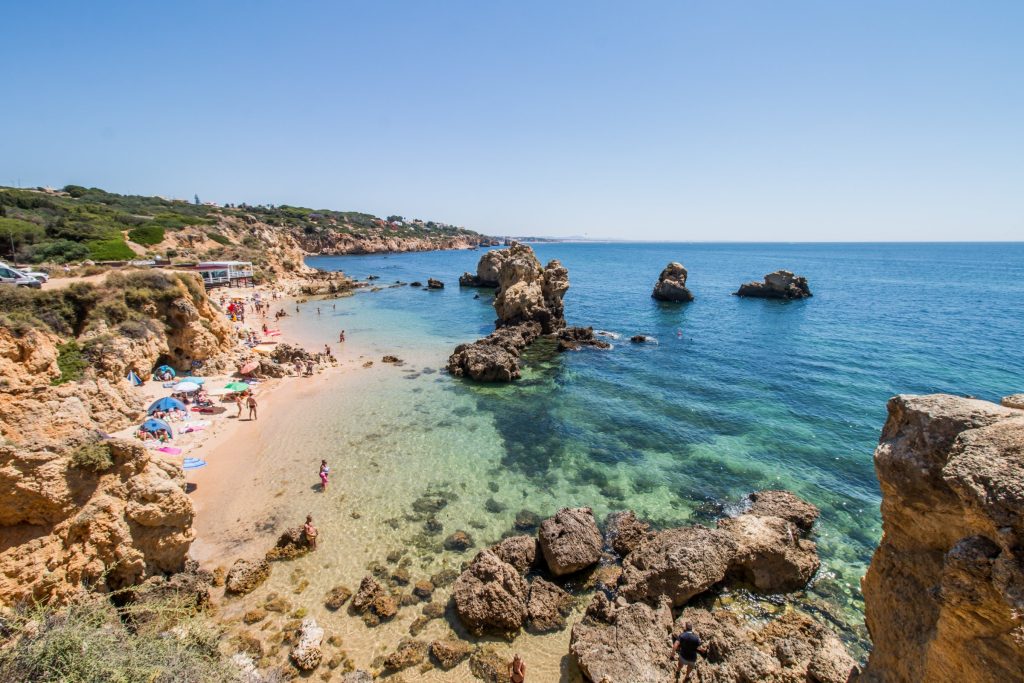 Praia dos Arrifes, em Albufeira, com rochedos e água transparente