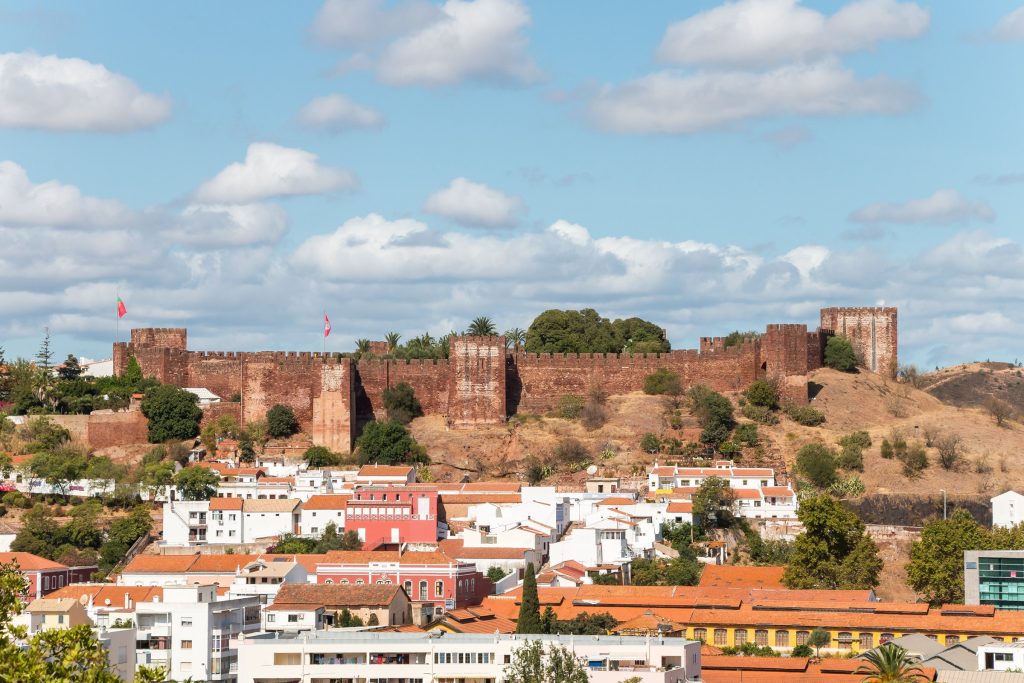 Muralhas do Castelo de Silves sobre o casario da cidade