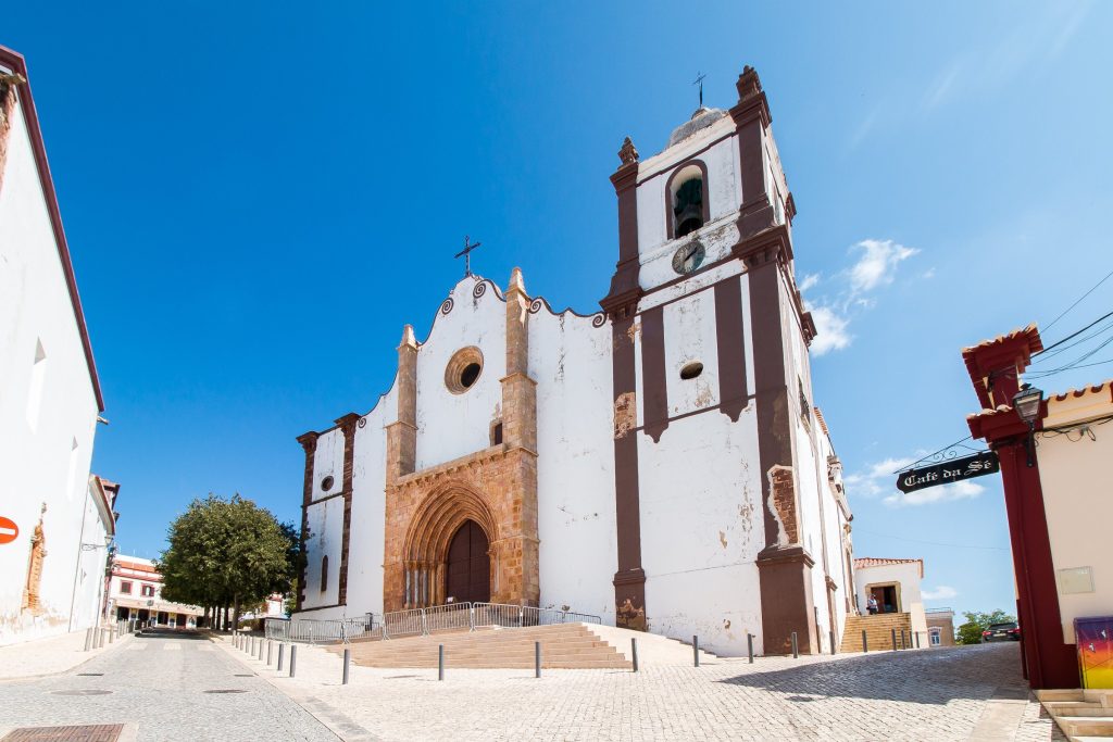Sé Catedral de Silves e o largo em frente